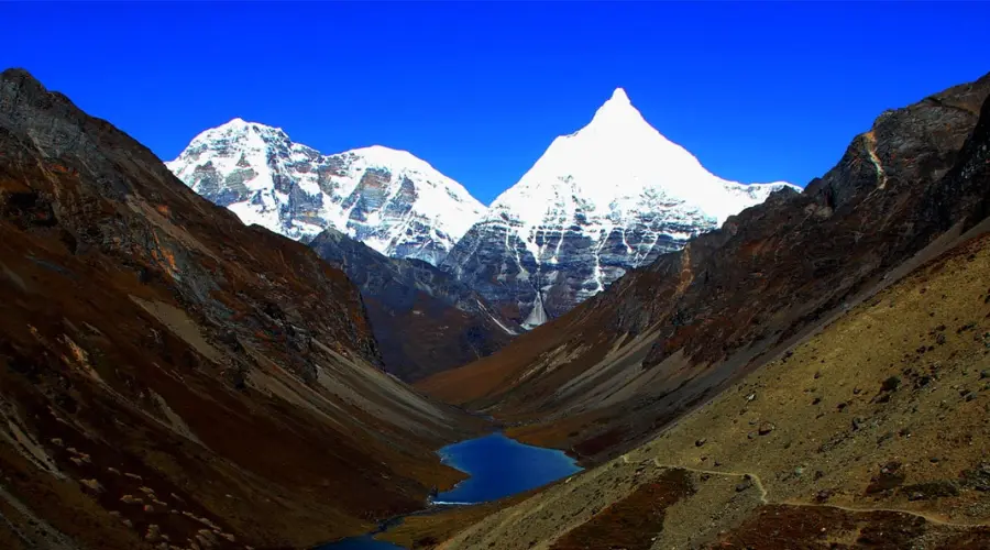 Chomolhari-and-Jomolhari-Mountain-Bhutan